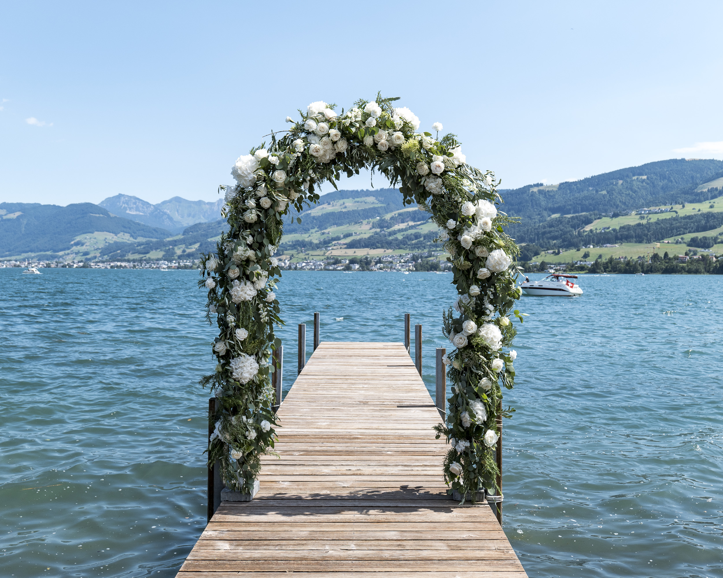 Der Schiffssteg im Rössli Hurden, geschmückt mit einem Blumenbogen für das Brautpaar. Im Hintergrund der Zürichsee.